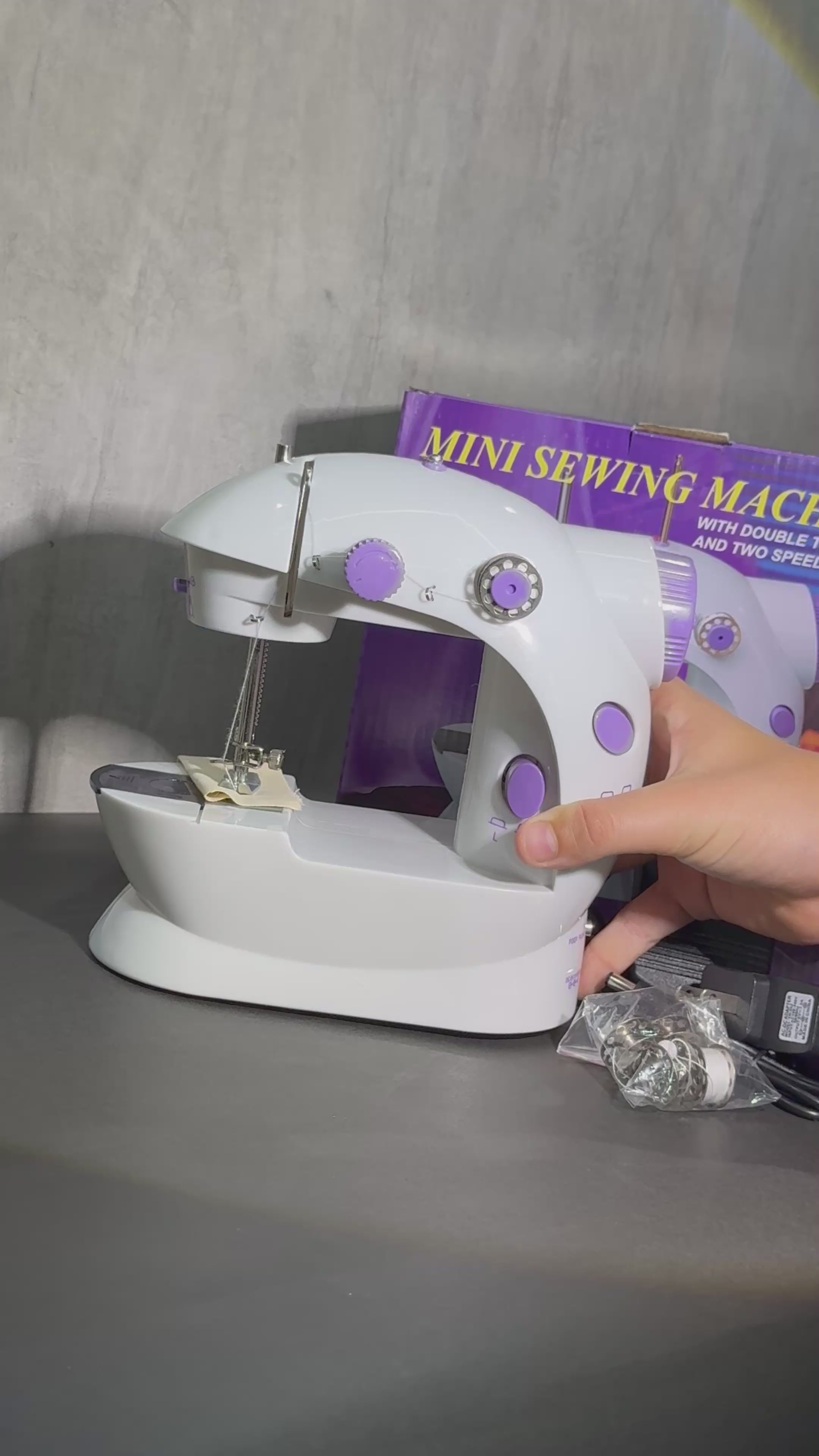 🧵 Mini Máquina de Coser Portátil – Compacta, Práctica y Fácil de Usar